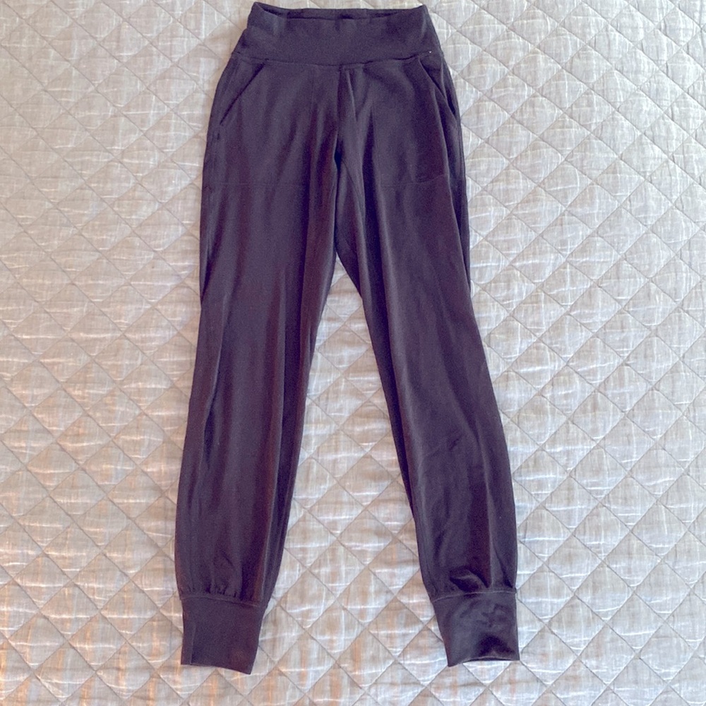 Lululemon Align joggers in Black, size 2